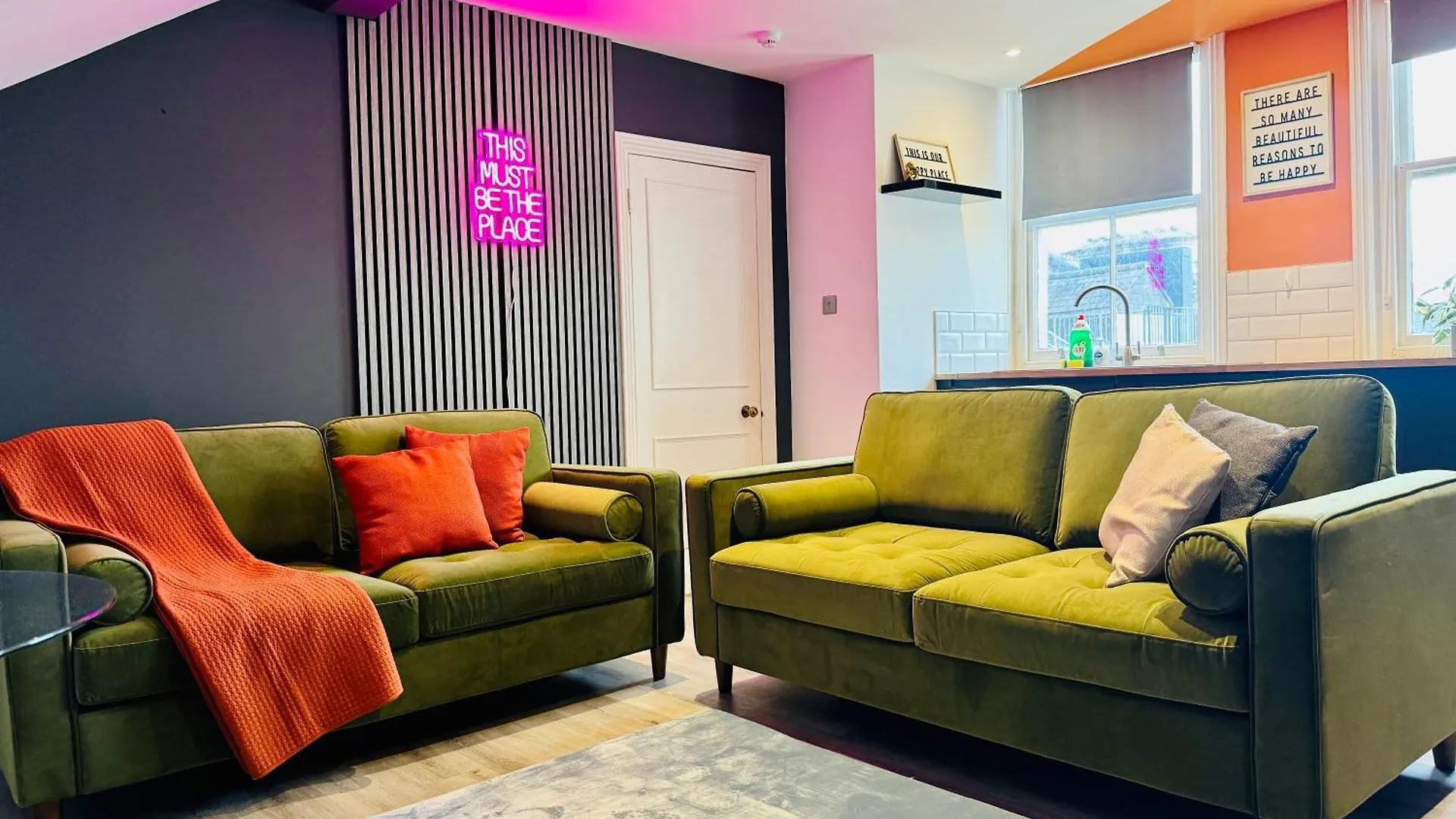 Spectacular 2 Bedroom Flat Next To Beach Sleep 9 contacts