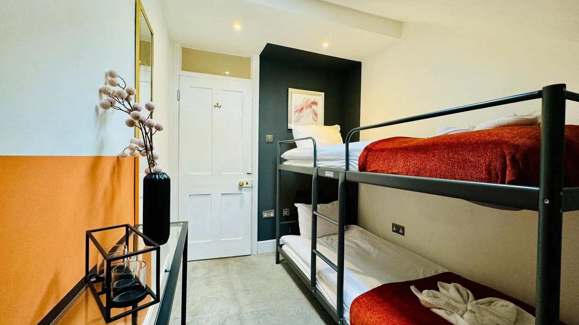 Spectacular 2 Bedroom Flat Next To Beach Sleep 9 Brighton